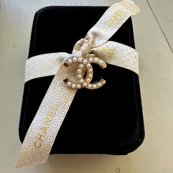 C H A N E L Zipper Pull Pearl Gold Charm Pendant 25mm / 1” - Picture 2 of 5